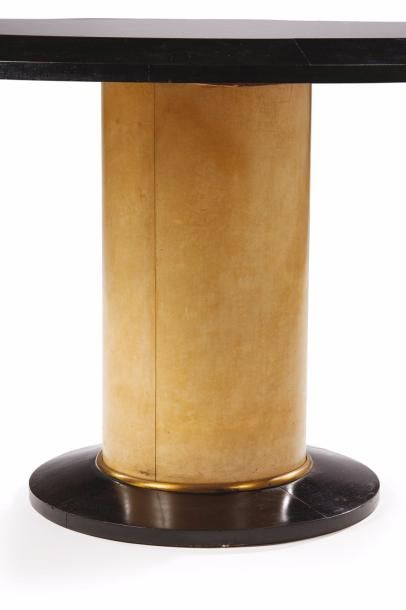 JACQUES ADNET (1900-1984) 
Table basse en bois noirci, parchemin, laiton présentant...
