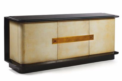 JACQUES ADNET (1900-1981) 
Enfilade présentant un plateau en opaline noire reposant...