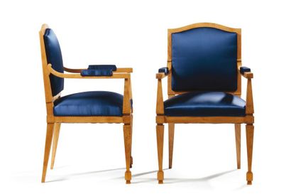 André ARBUS (1903-1969) 
Paire de fauteuils en chêne à dossier droit et accotoirs...