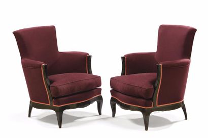 RENÉ PROU (1889-1947) 
Paire de fauteuils en bois laqué noir à dossier courbé et...