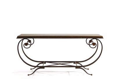 Colette GUEDEN (1905-2000) 
Table basse en fer battu présentant un plateau rectangulaire...