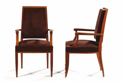 Jean PASCAUD (1903-1996) 
Paire de fauteuils en placage d'acajou, accotoirs débordant,...