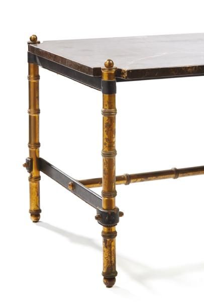 JACQUES ADNET (1900-1981) 
Table basse à plateau rectangulaire en marbre brun veiné...