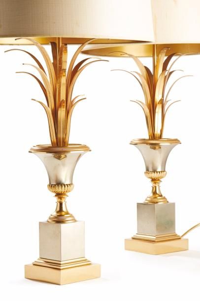 MAISON CHARLES 
Paire de lampes modèle “roseaux” en laiton doré et chromé composé...