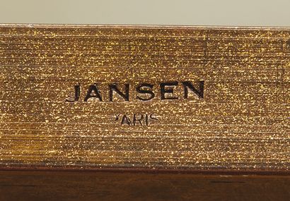 Maison JANSEN 
Suite de trois tables gigognes en bronze et laiton doré présentant...
