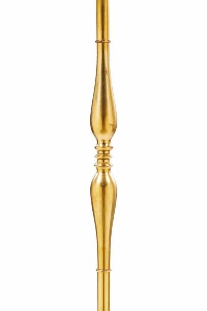 SCARPA (XXe) 
Lampadaire en bronze doré reposant sur un piétement tripode surmonté...