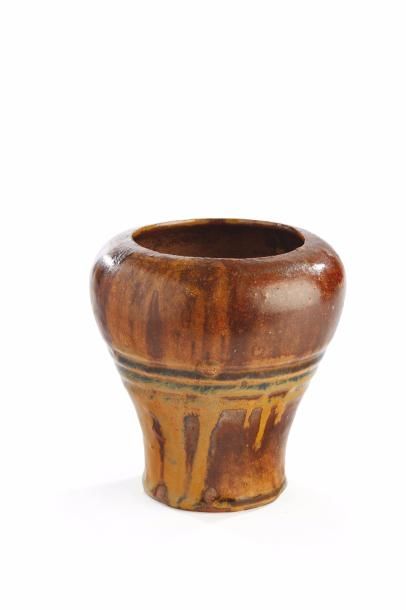 AUGUSTE DELAHERCHE (1857-1940) 
Vase en grès émaillé brun à décor de coulures ocre.
Signé...