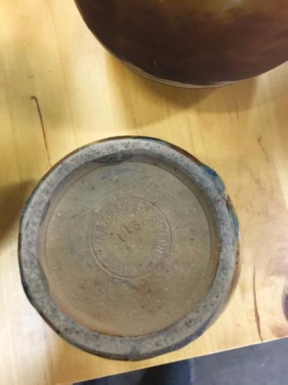AUGUSTE DELAHERCHE (1857-1940) Vase en grès émaillé brun à décor de coulures ocre....
