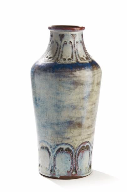 AUGUSTE DELAHERCHE (1857-1940) 
Important vase en grès émaillé bleu nuancé gris et...