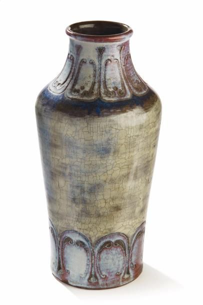 AUGUSTE DELAHERCHE (1857-1940) 
Important vase en grès émaillé bleu nuancé gris et...