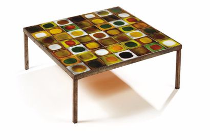 ROGER CAPRON (1922-2006) 
Table basse modèle “Planète” à plateau carré en carreaux...