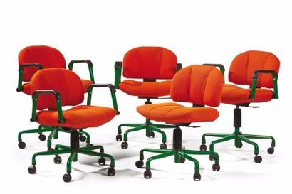 KNOLL EDITEUR 
Suite de onze fauteuils en métal laqué vert.
Garnitures recouvertes...