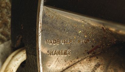 MAISON CHARLES 
Lampe de parquet modèle “Orgues” en lames d'acier Iniox plié.
Signée...