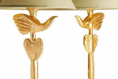 PIERRE CASENOVE (XXème) 
Paire de lampes en bronze doré à décor figurant un oiseau...