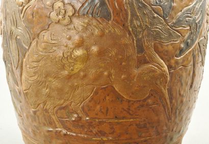 ERNEST CHAPLET (1835-1909) à HAVILAND Vase ovoïde en grés émaillé ocre à décor de...