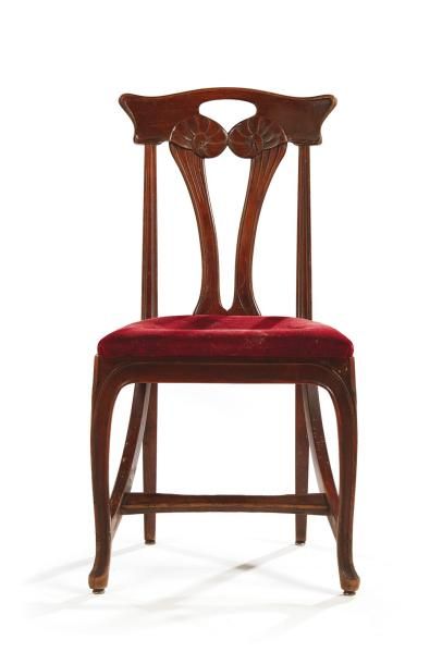 EUGENE GAILLARD (1862-1932) 
Chaise en hêtre teinté à dossier ajouré à décor sculpté...