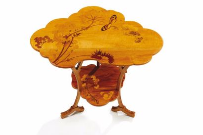 Émile GALLÉ (1846-1904) Table à thé en hêtre teinté présentant deux plateaux polylobés...