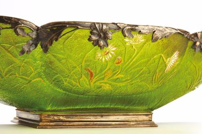 Émile GALLÉ (1846-1904) Rare coupe en verre doublé à décor dégagé à l'acide et émaillé...