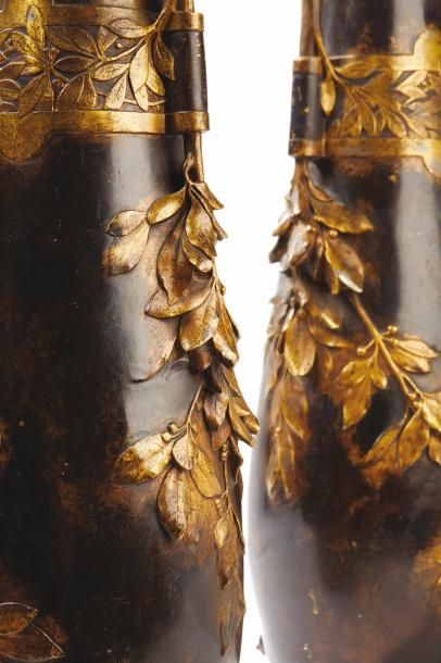 Léon KANN (1859-1925) Importante paire de vases cornet en bronze à patine brune et...