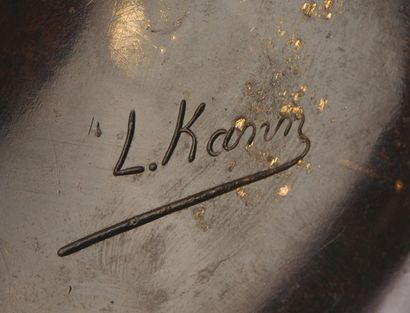 Léon KANN (1859-1925) 
Importante paire de vases cornet en bronze à patine brune...