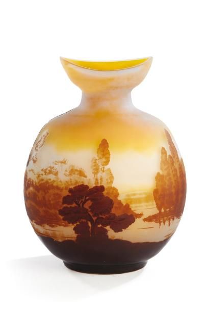 ÉTABLISSEMENTS GALLÉ 
Vase “gourde” en verre doublé à décor dégagé à l'acide d'un...