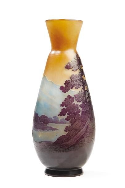 ÉTABLISSEMENTS GALLÉ Vase ovoïde à col évasé en verre doublé à décor dégagé à l'acide...