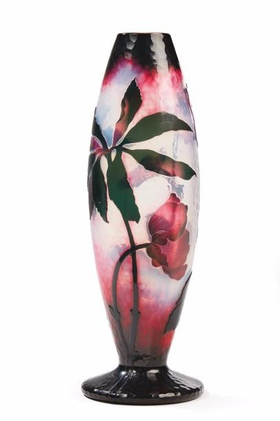 DAUM Nancy 
Vase ovoïde en verre doublé à décor dégagé à l'acide de motifs de fleurs...