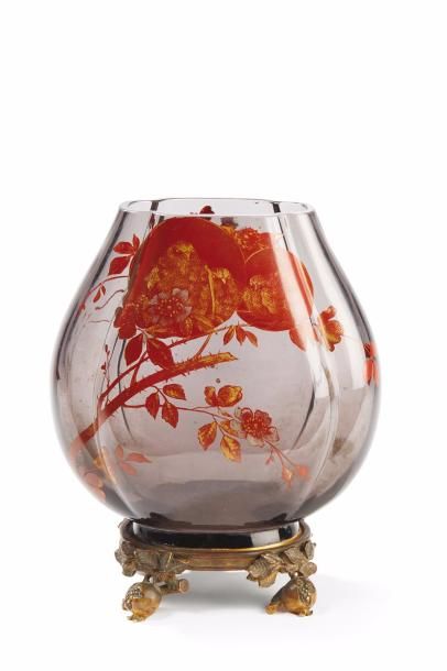 BACCARAT Vase en verre émaillé à décor japonisant rouge et doré. Monture feuillagée...