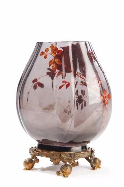 BACCARAT Vase en verre émaillé à décor japonisant rouge et doré. Monture feuillagée...