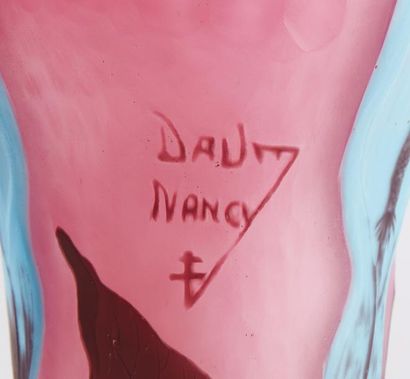 DAUM Nancy 
Vase à col bulbeux polylobé en verre doublé à décor dégagé à l'acide,...