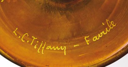 Louis Comfort TIFFANY (1848-1933) 
Coupe corolle sur piédouche circulaire en verre...