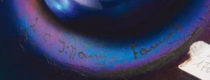 Louis Comfort TIFFANY (1848-1933) 
Surtout de table en verre favrile iridescent bleu...