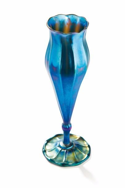 Louis Comfort TIFFANY (1848-1933) 
Vase fleur à grande corolle et col évasé sur piédouche...