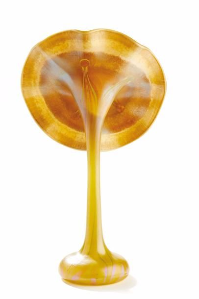 Louis Comfort TIFFANY (1848-1933) 
Vase “Jack in the pulpit” en verre favrile irisé...