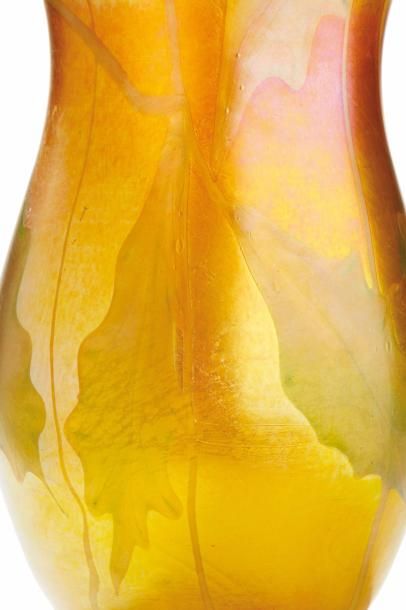 Louis Comfort TIFFANY (1848-1933) 
Rare vase en verre favrile iridescent jaune et...