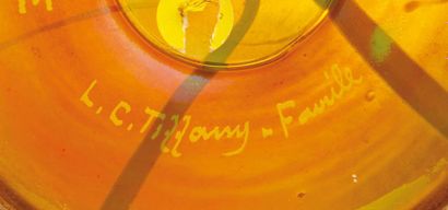 Louis Comfort TIFFANY (1848-1933) 
Rare vase en verre favrile iridescent jaune et...