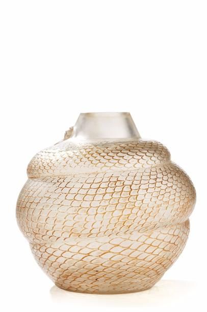 RENE LALIQUE (1860-1945) 
Rare vase «Serpent» en verre blanc soufflé-moulé patiné.
Signé...