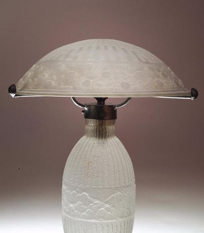DAUM NANCY FRANCE 
Lampe en verre épais blanc à décor en creux dégagé à l'acide de...