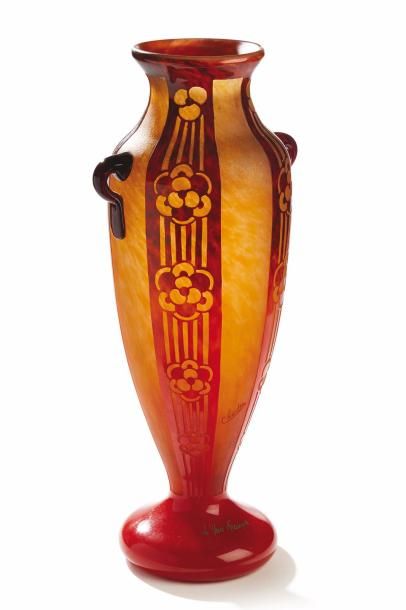 LE VERRE FRANÇAIS 
Important vase amphore en verre doublé à décor dégagé à l'acide...
