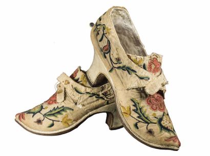 null Paire de souliers pour dame
Lin naturel brodé sur l'empeigne de deux fleurs,...