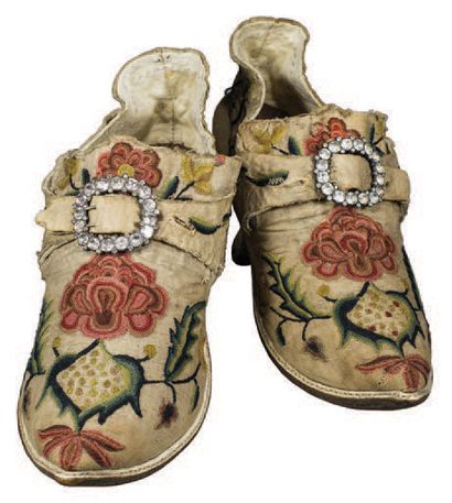null Paire de souliers pour dame
Lin naturel brodé sur l'empeigne de deux fleurs,...