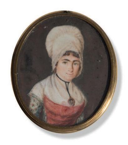 null Portrait miniature ovale peint d'une femme portant une coiffe et un médaillon...