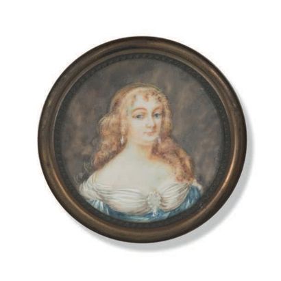 null Portrait miniature rond peint d'une femme en robe d'époque Louis XIV, probablement...