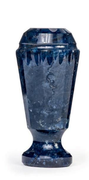 null Sceau à cacheter à pans en lazulite.
XIXe siècle
H. 7 cm