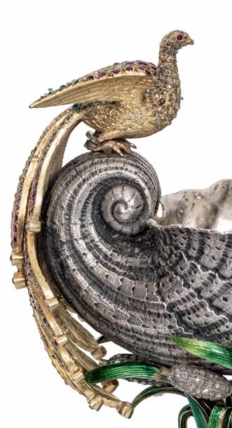 null Coupe en argent (950°/00) formant un coquillage agrémenté d'un oiseau en or...