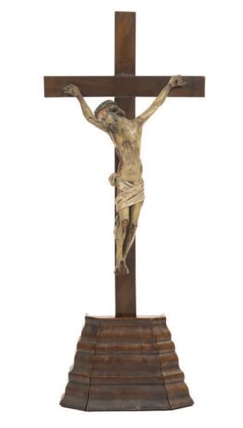null Christ en bois polychrome sur une croix en noyer à socle à doucine.
Christ du...