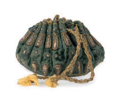 null Bourse à jouer en velours vert et broderie.
XVIIIe siècle.
D. 14 cm.
(doublure...