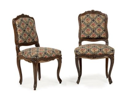 null Paire de chaises en bois mouluré, sculpté de fleurs et feuillages, à dossier...