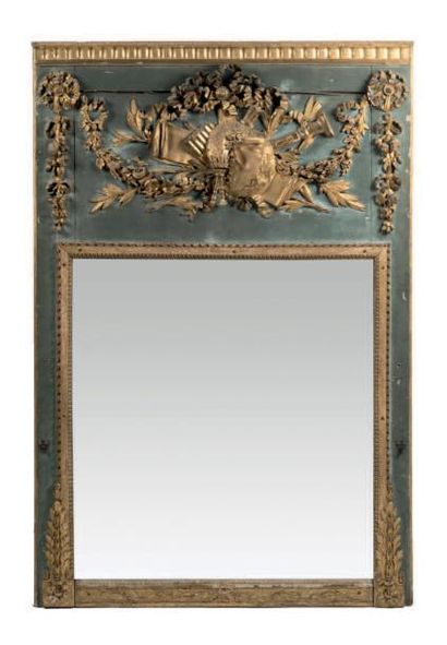 null Trumeau en bois sculpté doré et relaqué vert. Le miroir est surmonté d'un riche...