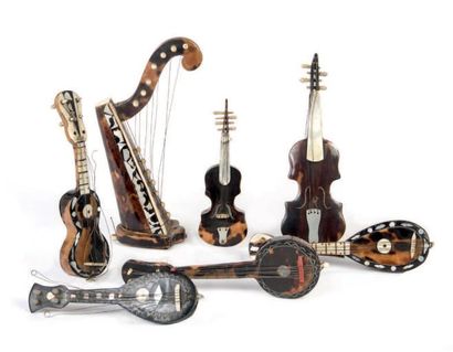 null Ensemble de sept instruments de musique miniatures en nacre et écaille comprenant...